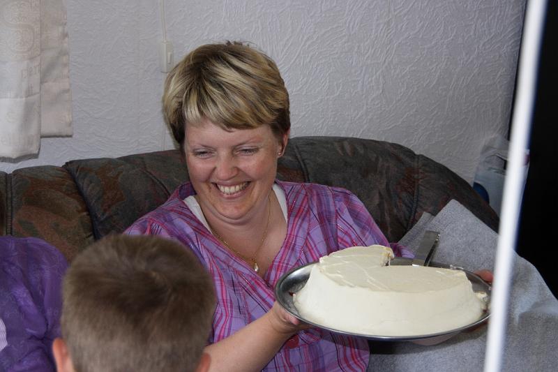 IMG_0020.JPG - Tina med lagkagen. -- Tina with the Bithday cake.